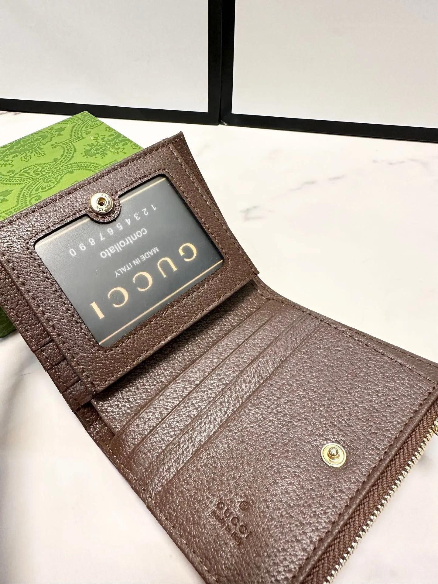 GC623 GG Medium Wallet with Bamboo / 5.1"W x 3.3"H x 0.8"D